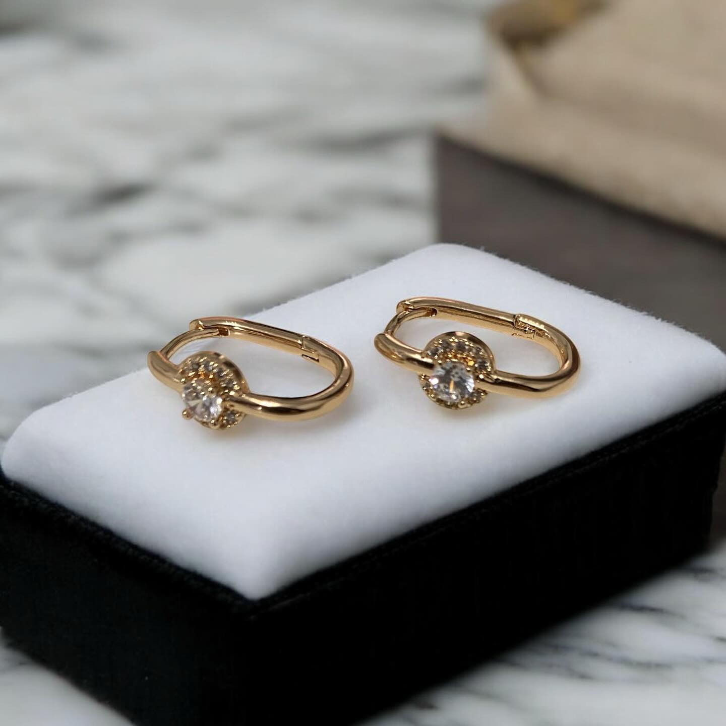 Altın Işıltılı Zarif Küpe