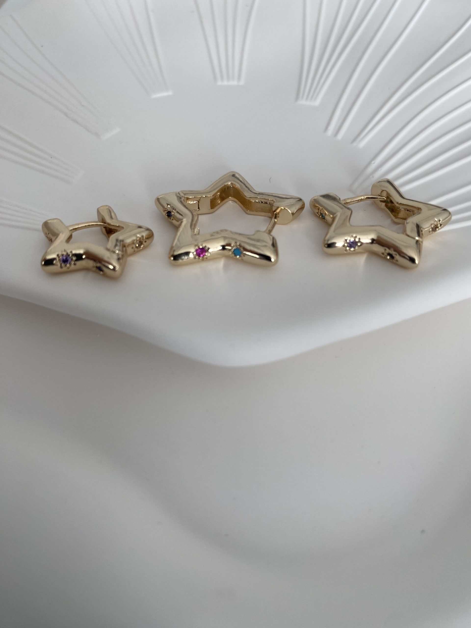 Altın Yıldız Formlu Taşlı Küpe