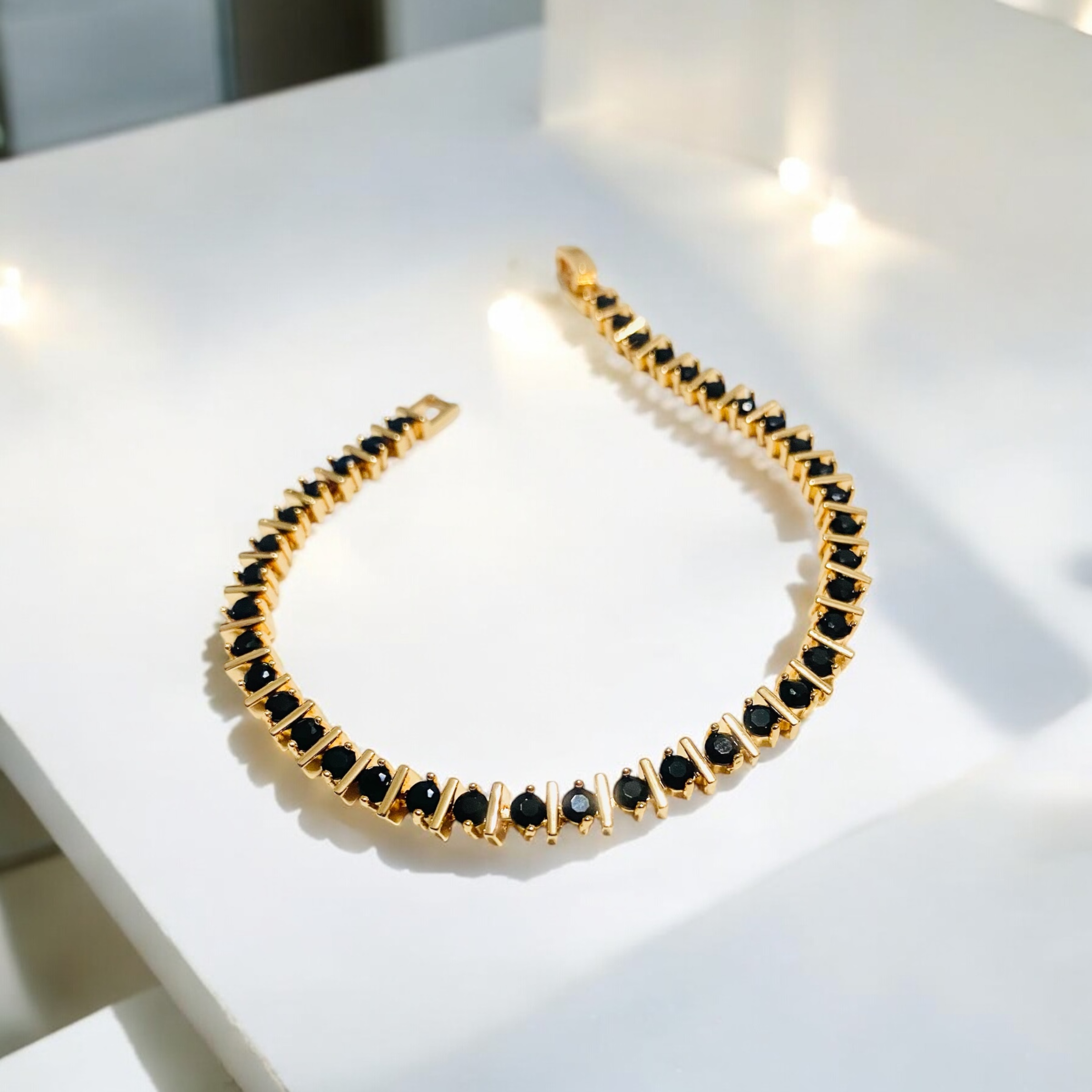Siyah Taşlı Altın Rengi Tek Sıra Bileklik